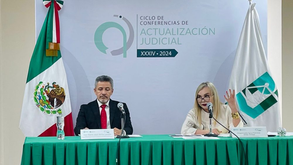 Fotografía del Moderador Juez Martín José Utrilla Castillo y la Ponente Magistrada Sara Patricia Orea Ochoa durante la conferencia