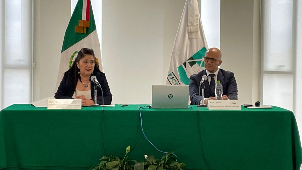 Fotografía del ponente Doctor Joaquín Merino Herrera y la moderadora Maestra Yolanda Rangel Balmaceda en conferencia