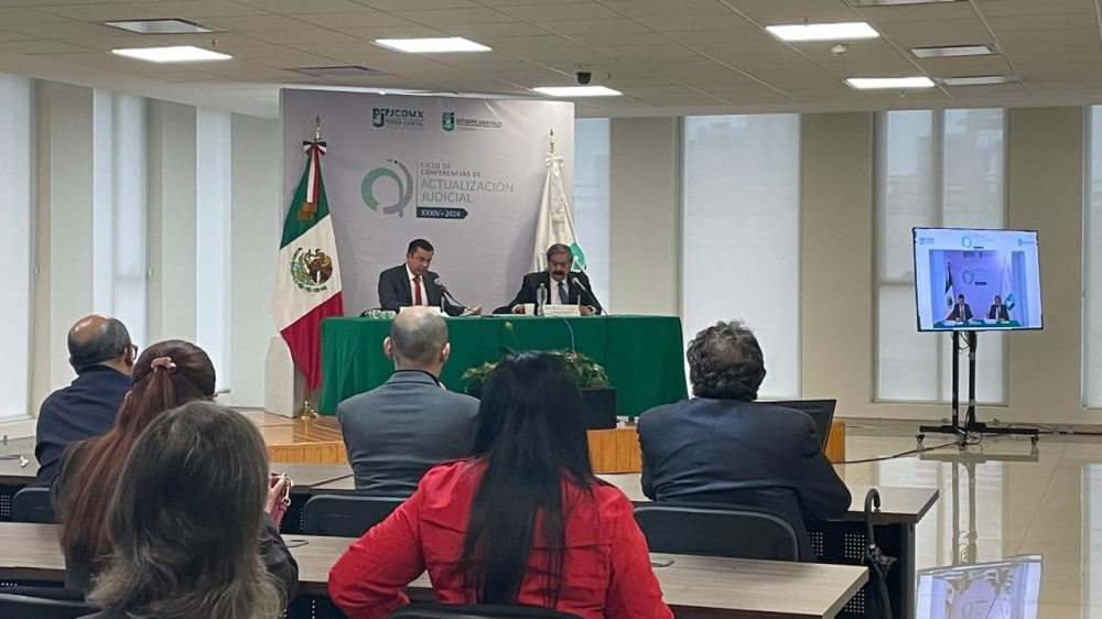 Fotografía del ponente Magistrado Javier Raúl Ayala Casillas y del moderador Juez Alfredo Cárdenas Delgado durante la conferencia