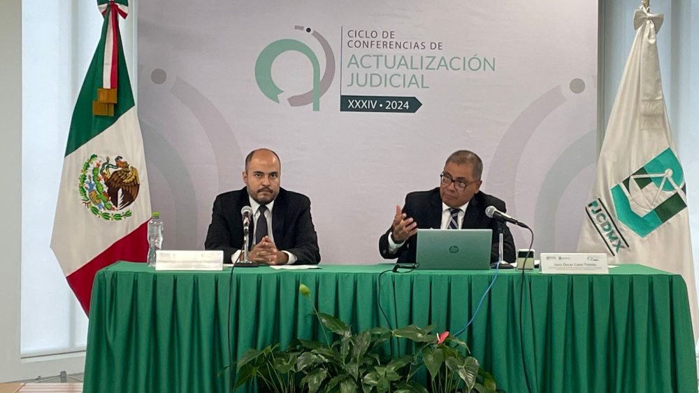 Fotografia del ponente Juez Óscar Cano Tejeda y el moderador Juez Gerardo Espinosa Zamora durante la conferencia