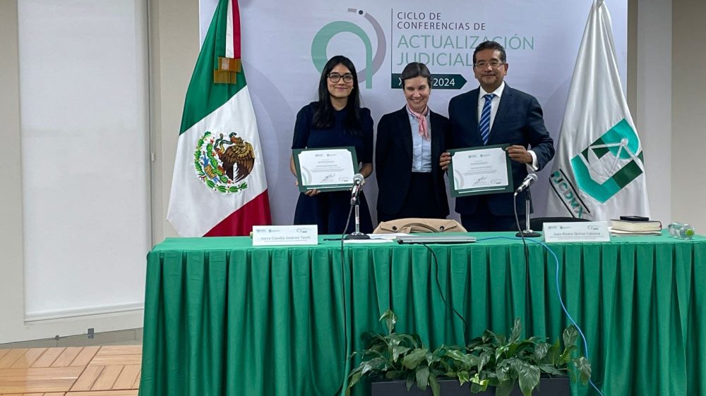 Fotografia de la Moderadora Jueza Claudia Jiménez Teutli, la directora general del instituto de estudios judiciales Paulina Cal y Mayor Turnbull y el Ponente Juez Álvaro Quiroz Cabrera