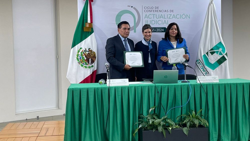 Fotografía del Moderador Juez Héctor González Estrada, la directora general del instituto de estudios judiciales Paulina Cal Y Mayor Turnbull y el Ponente Maestra Lourdes Zariñán Martínez